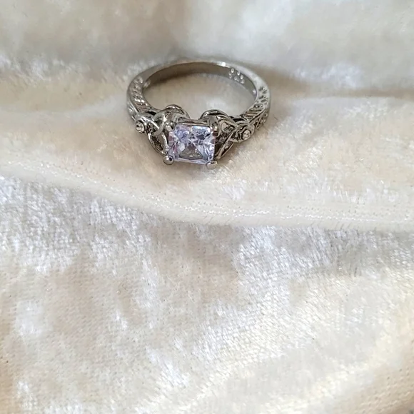 Exquisite Zircon Diamond Engagement Ring - Picture 4 of 8